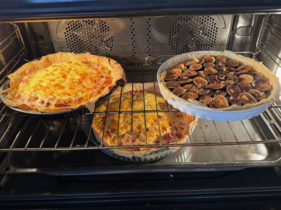 Deux quiches et une tarte aux figues dorent dans le four