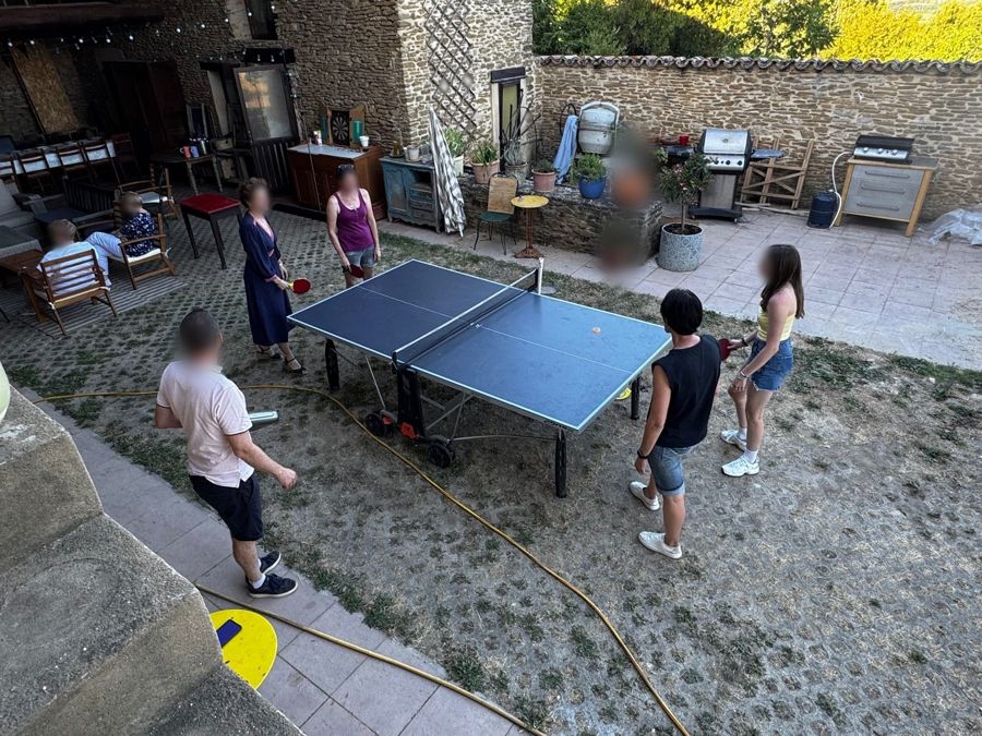 Partie de ping-pong dans la cour, vue d'en haut