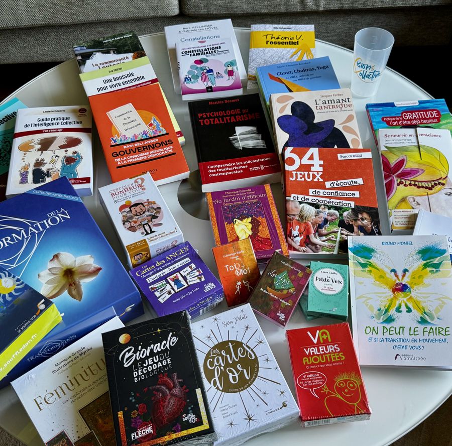 Une table ronde couverte de livres et de jeux, à piocher pendant le séjour