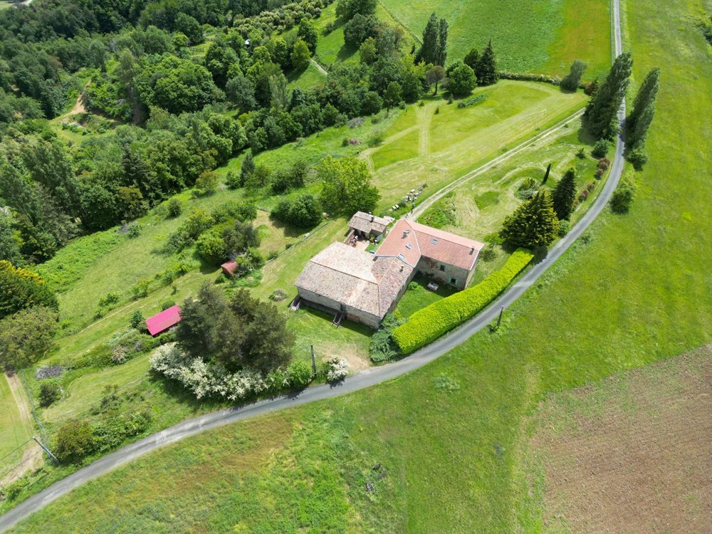 Le domaine vu du ciel le long de sa route, le parc et les arbres en fleurs