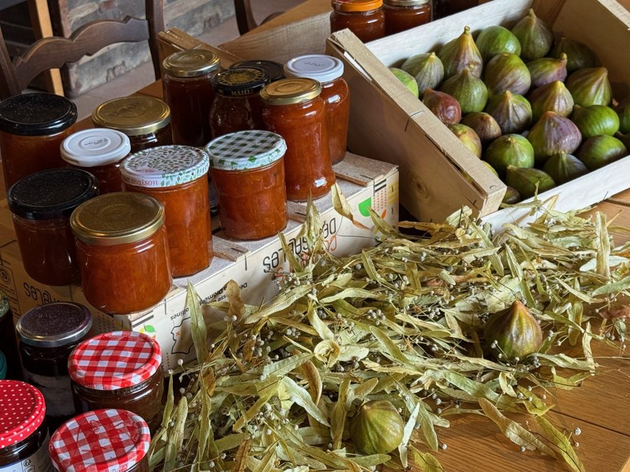 Pots de confiture maison et cagette de figues