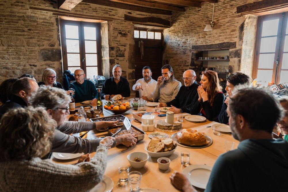 Repas partagé autour de la grande table de la salle à manger