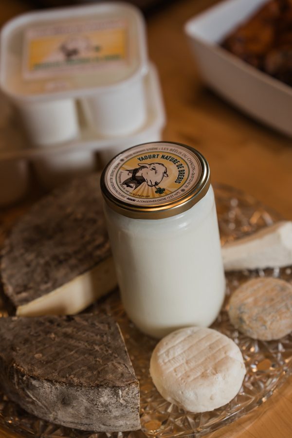 Plateau de fromages de chèvre et de brebis avec un bocal de yaourt fermier