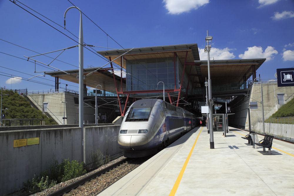 Un TGV à quai en gare de Valence TGV, sous le grand toit de verre