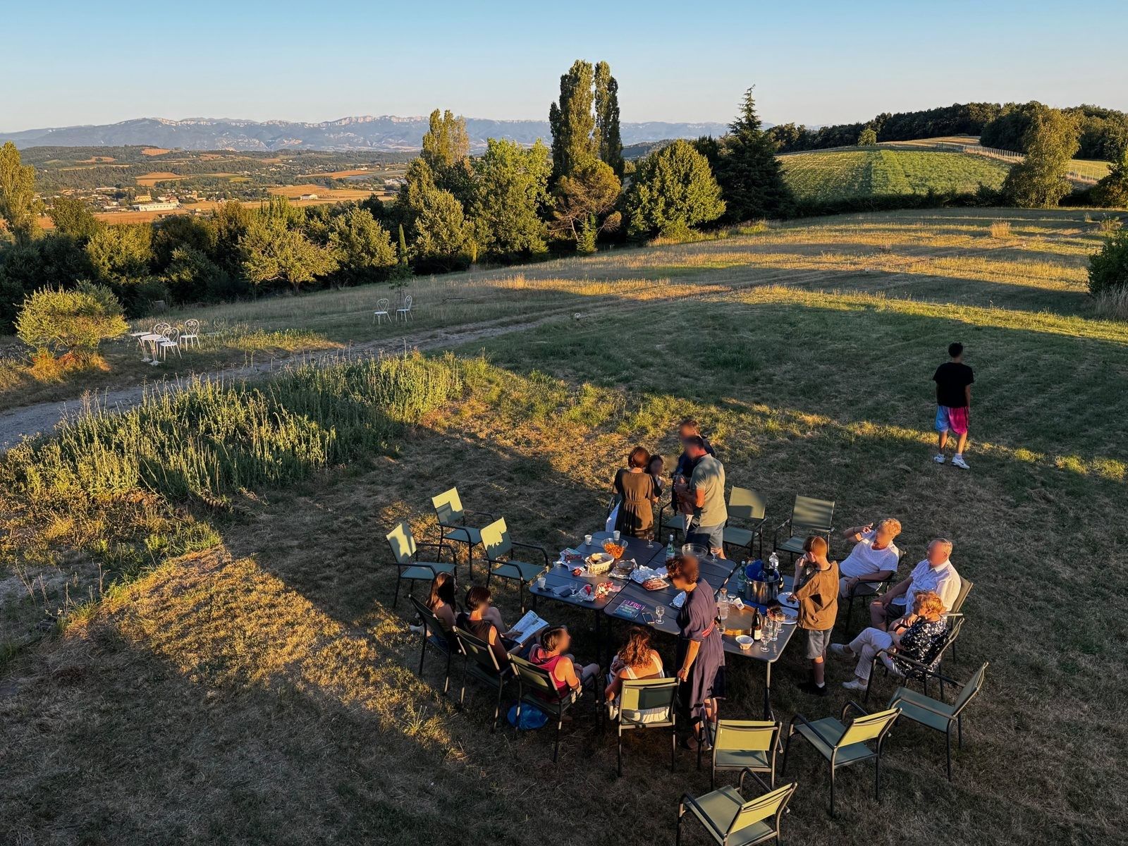 Une grande tablée dans la prairie dorée, le Vercors à l'horizon