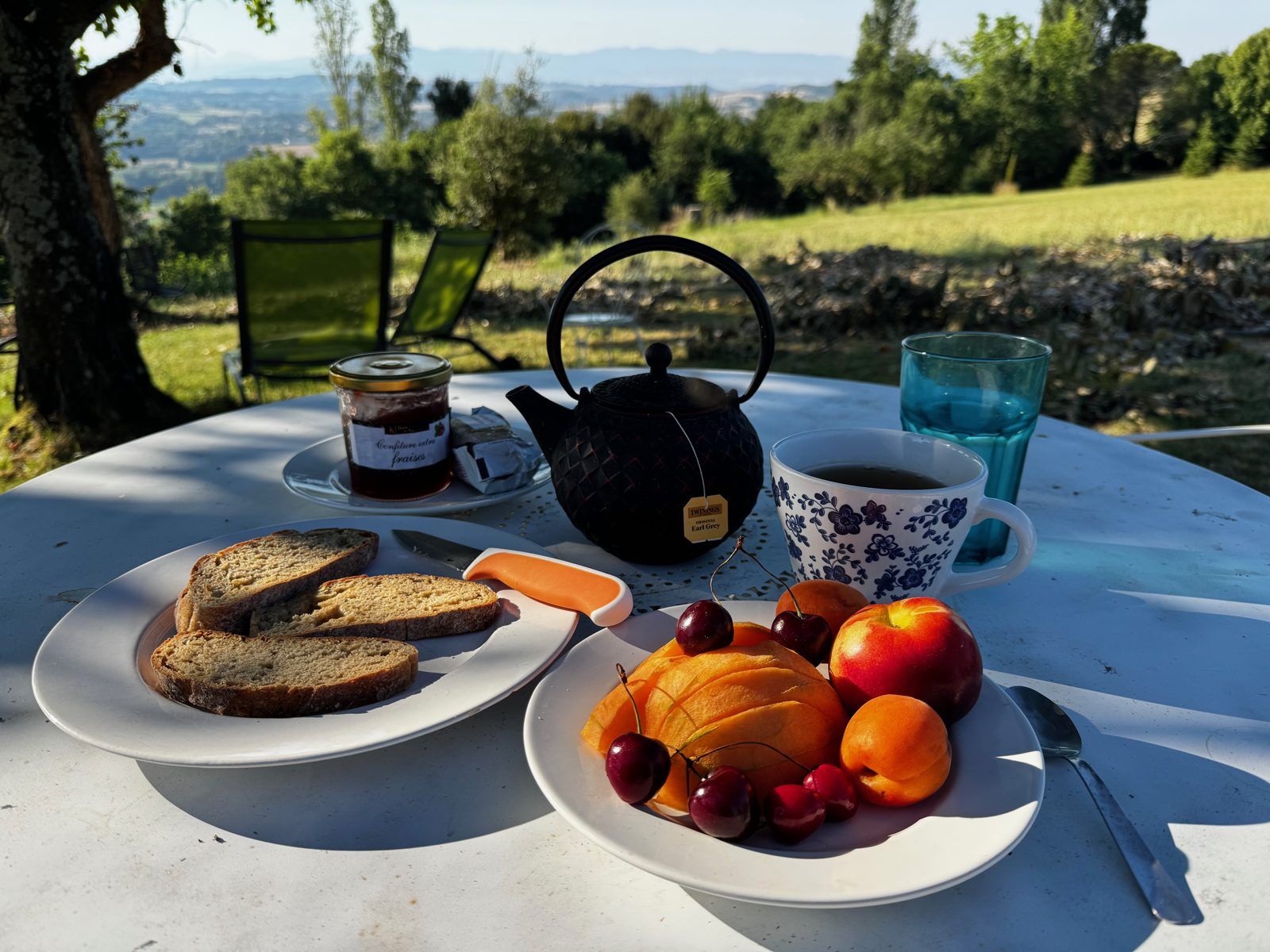 Petit-déjeuner dehors face aux collines