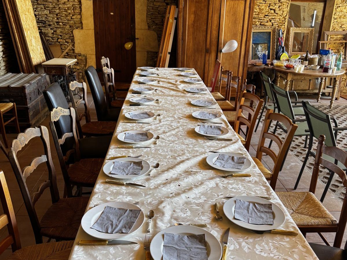 La grande table dressée pour un repas de fête dans la cour couverte