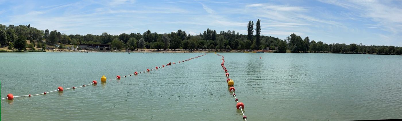 Le lac de Champos et ses lignes de baignade, en panoramique