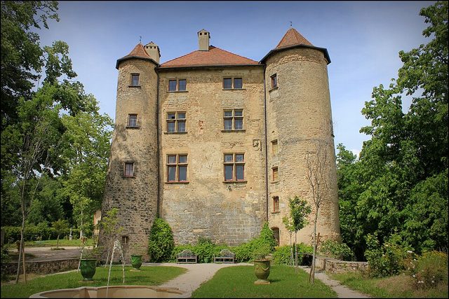 Le château de Charmes et ses tours, côté jardin