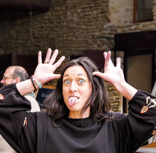 Laurie fait une grimace joyeuse dans la cour