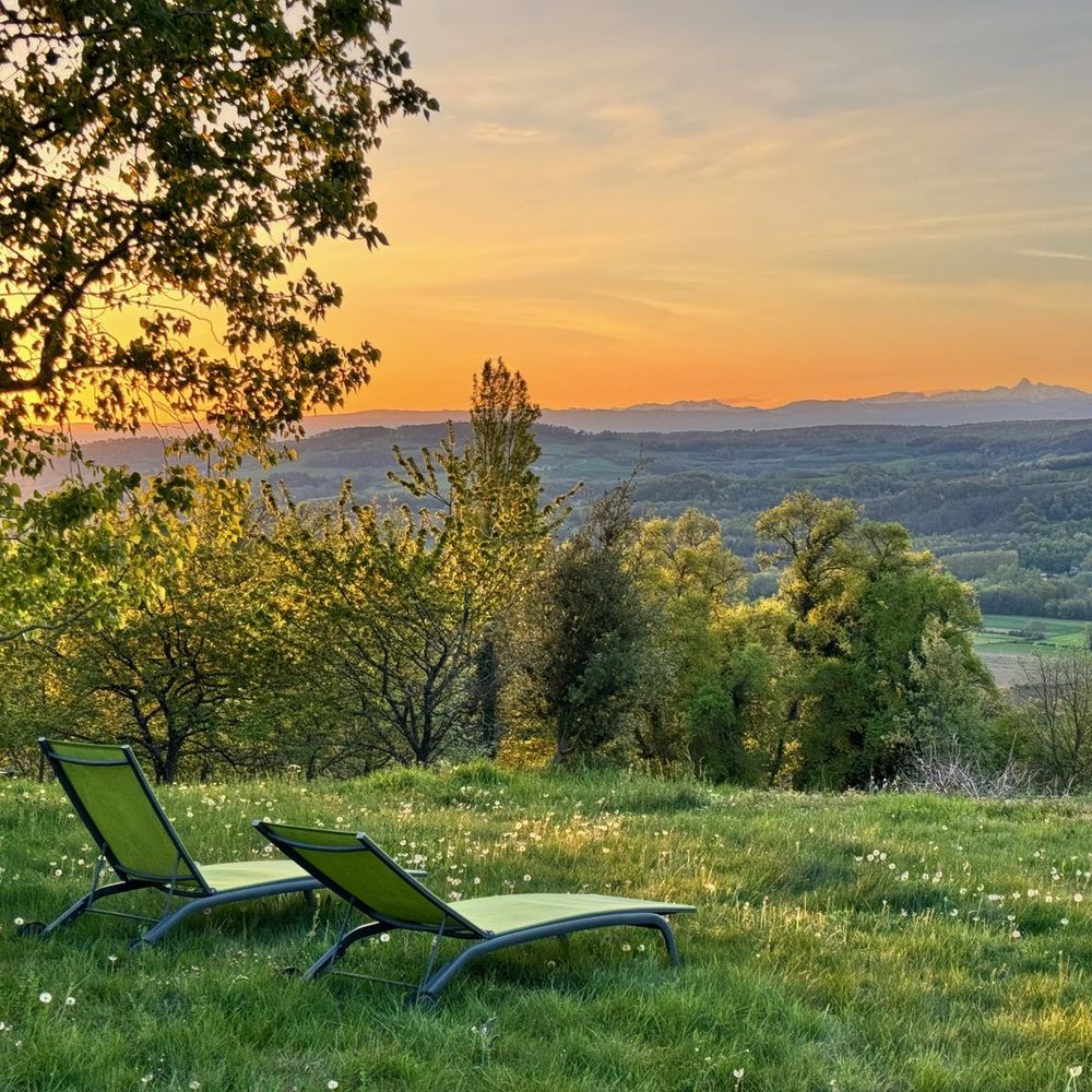 Deux transats dans la prairie, face au Vercors au coucher du soleil