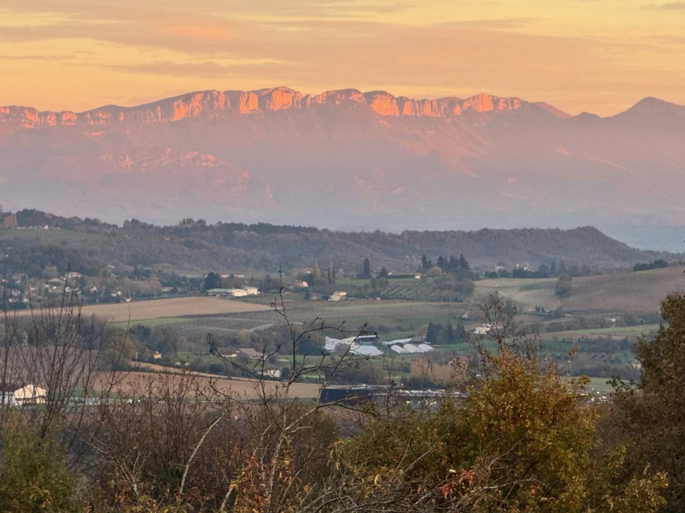 Les falaises du Vercors embrasées de rose au couchant en automne
