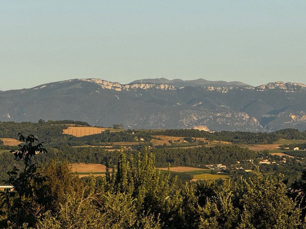 Les falaises du Vercors au-dessus des champs de la vallée, un soir d'été