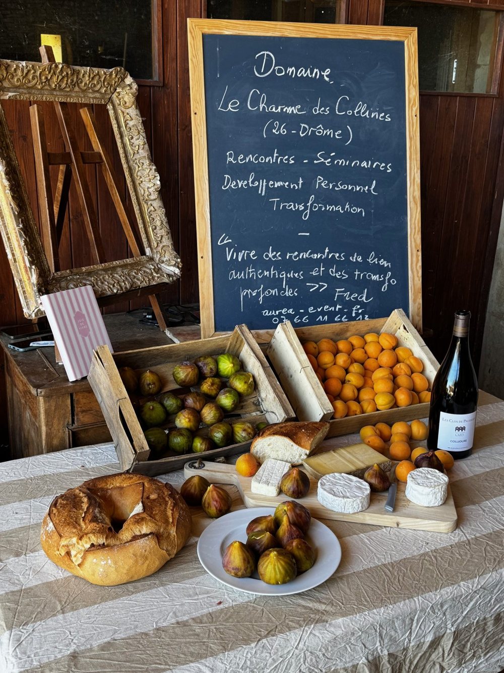Produits du terroir, fromages, fruits, pogne et vin, devant l'ardoise du domaine