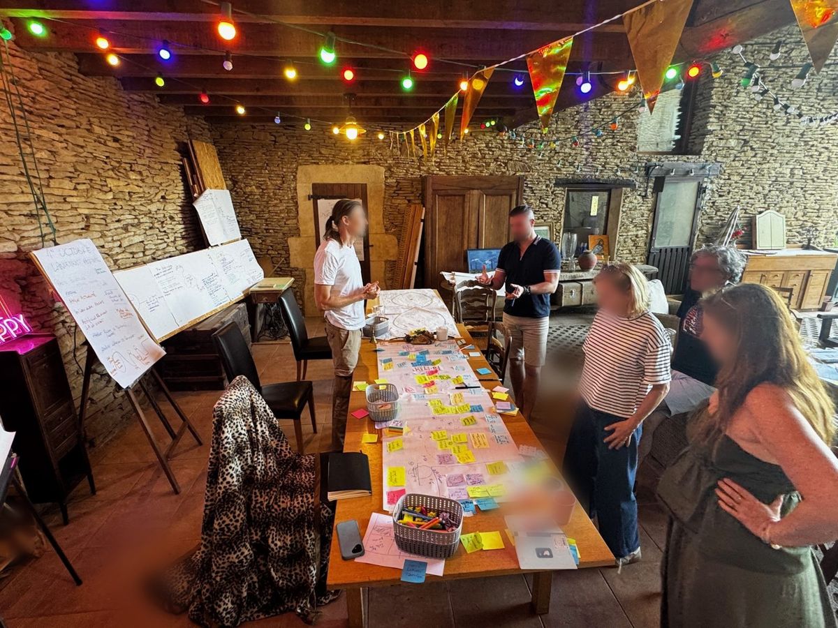 Atelier d'intelligence collective dans la cour, sous les guirlandes