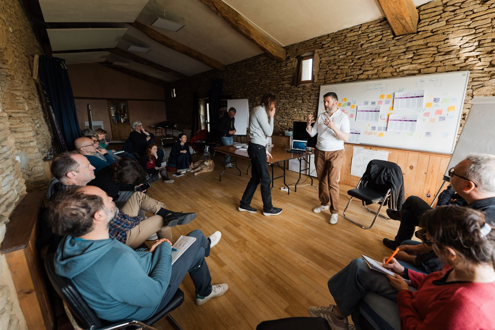 Plénière dans la grande salle, en cercle autour des intervenants