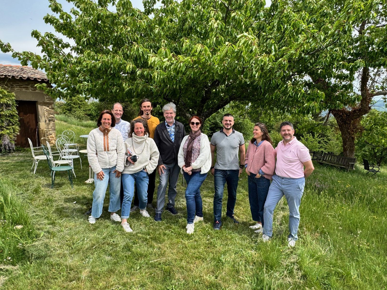 Un groupe réuni sous le grand cerisier