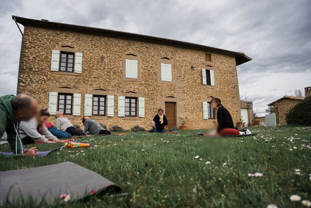 Relaxation allongée sur la pelouse devant la maison