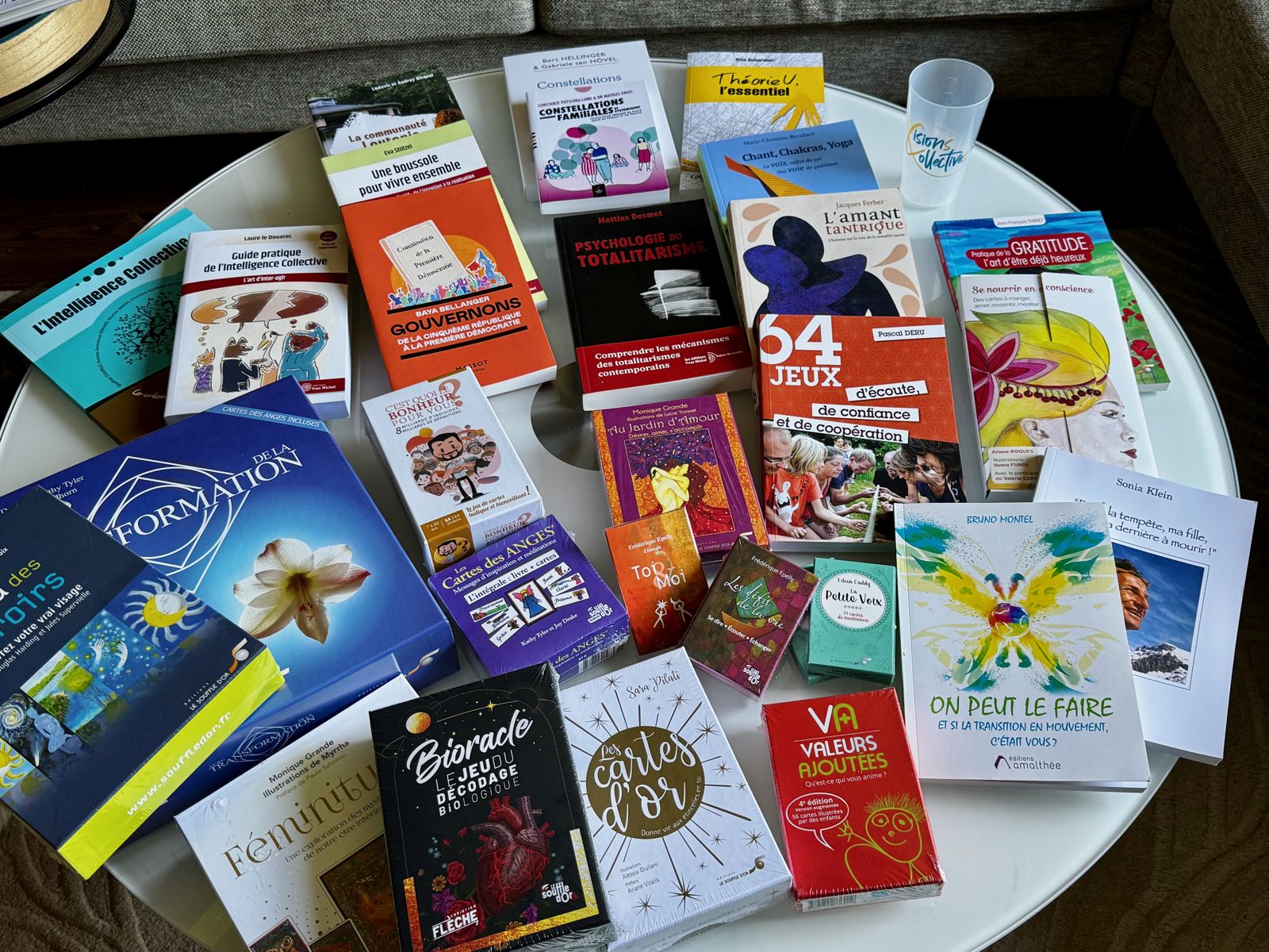 Une table ronde couverte de livres : facilitation, jeux, gouvernance, récits